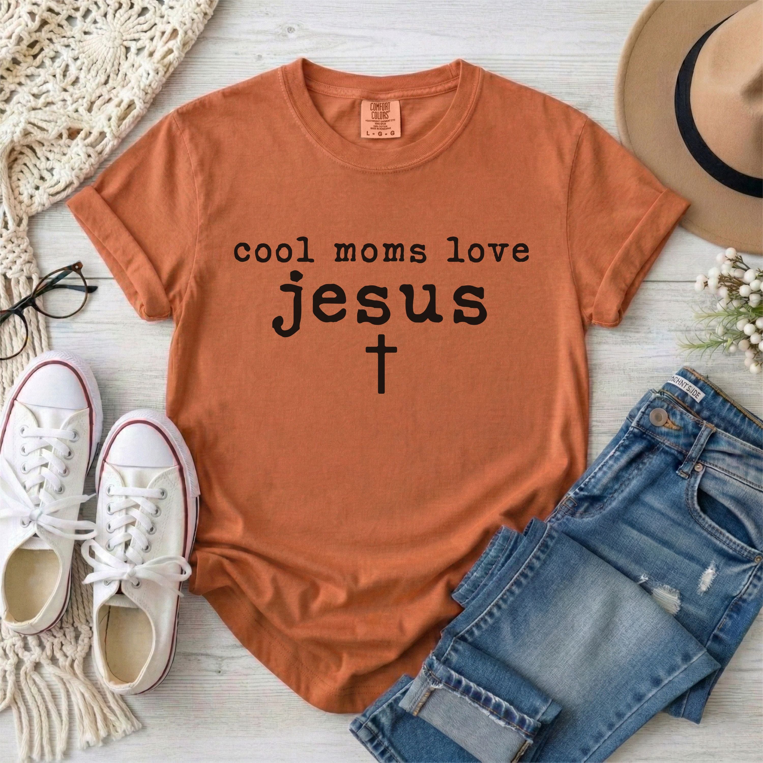 Cool Moms Love Jesus Minimalist T-Shirt