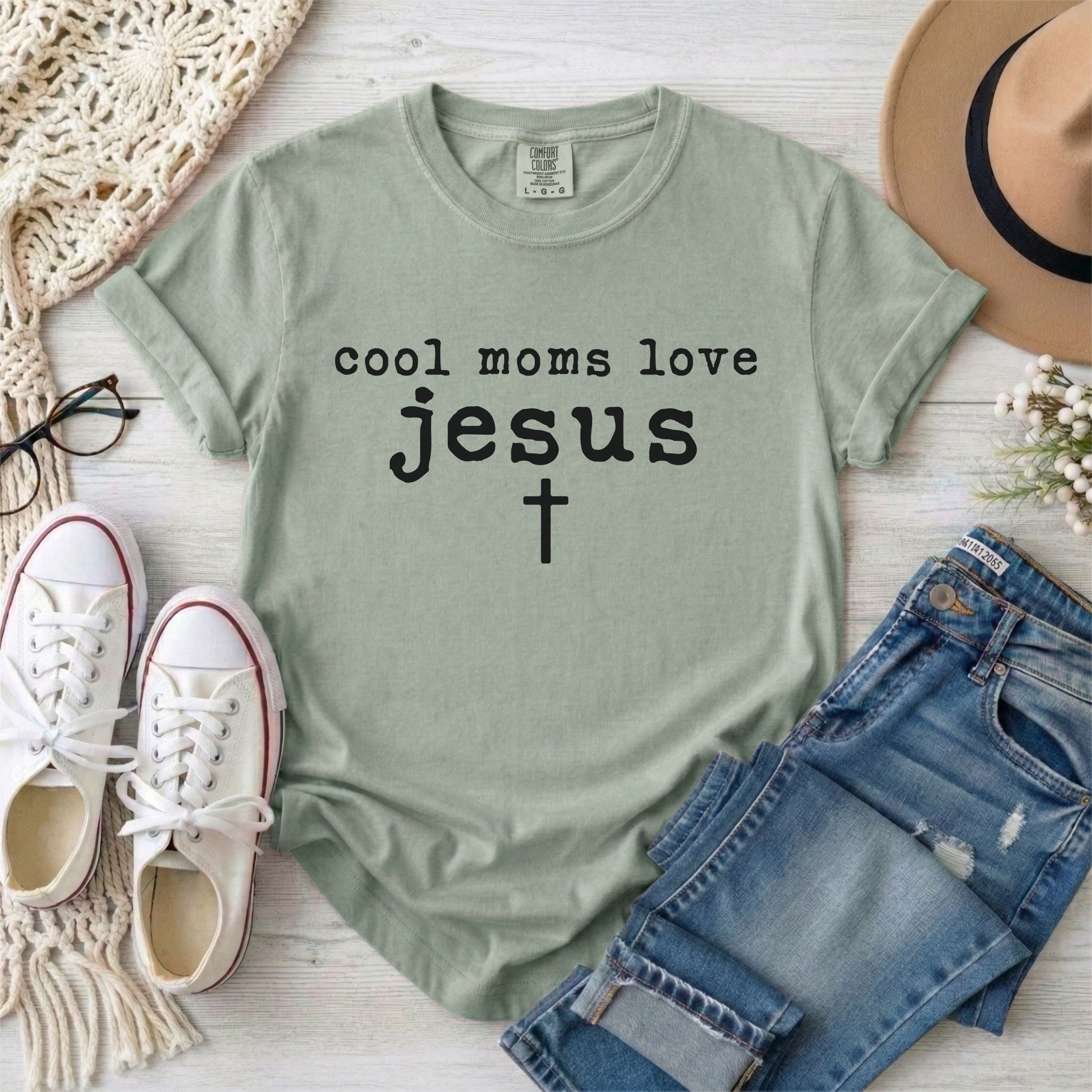 Cool Moms Love Jesus Minimalist T-Shirt
