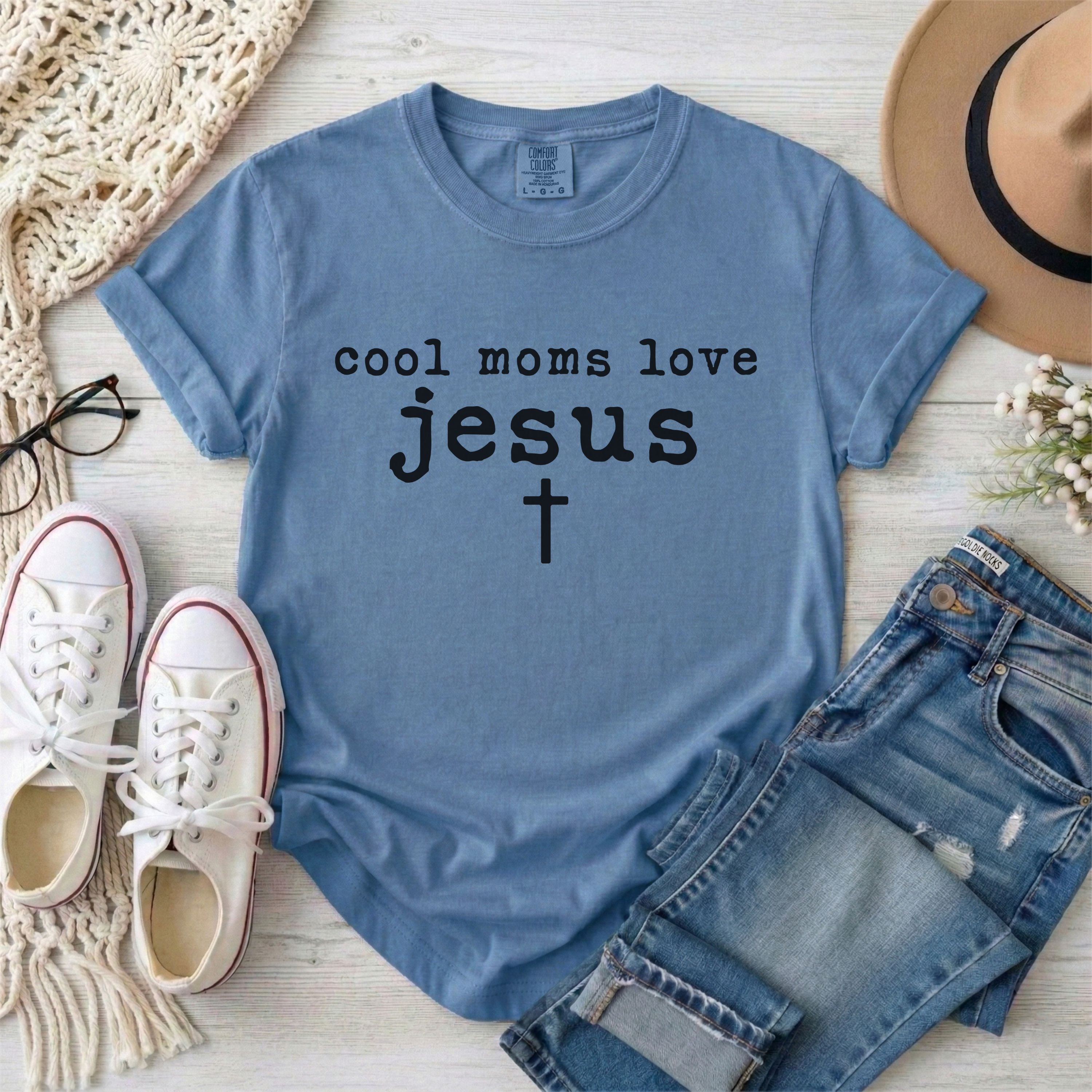 Cool Moms Love Jesus Minimalist T-Shirt